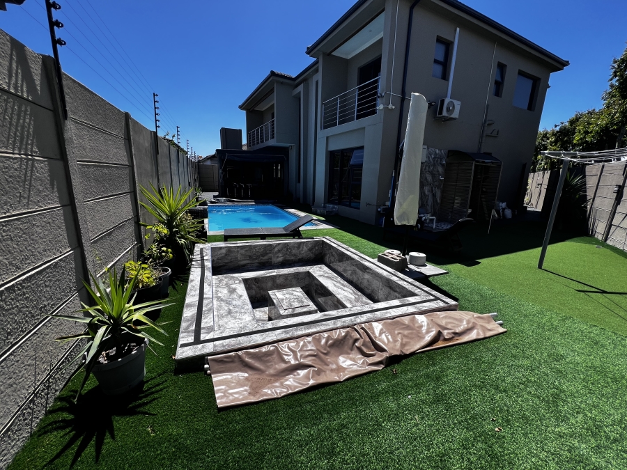 To Let 5 Bedroom Property for Rent in Parklands North Western Cape